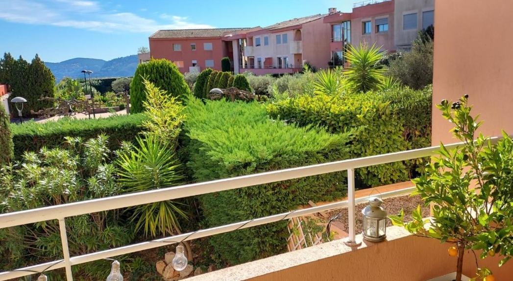 Chambre Lit 2 Personnes Dans Appartement Du Logeur Mandelieu La Napoule Bagian luar foto